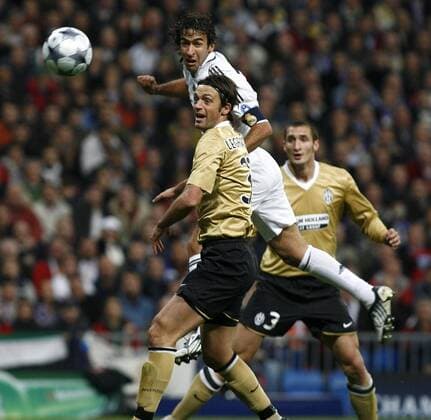 Raul Gonzalez (Real Madrid, Mitte) gegen Giorgio Chiellini (re.) und Nicola Legrottaglie (beide Juventus Turin) -  - NOxONLINExUSE Fußball EC 1 Herren Champions League 2008 2009, Real Madrid CF - Juventus Turin 0:2, Juve Gruppe Madrid Dynamik,