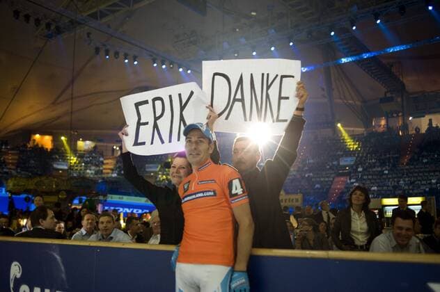 Erik Zabel (Deutschland) beendet seine Karriere beim Münchener Sechstagerennen 2008 - Seine Fans bedanken sich Radsport Herren 45. Münchener Sechstagerennen 2008, Rad, Bahn, Halle, Indoor, Bahnrad, Bahnradsport, Gruppe München