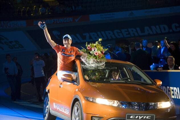 Erik Zabel (Deutschland) beendet seine Karriere beim Münchener Sechstagerennen 2008 und fährt in einem Honda Civic eine Ehrenrunde Radsport Herren 45. Münchener Sechstagerennen 2008, Rad, Bahn, Halle, Indoor, Bahnrad, Bahnradsport, Gruppe München