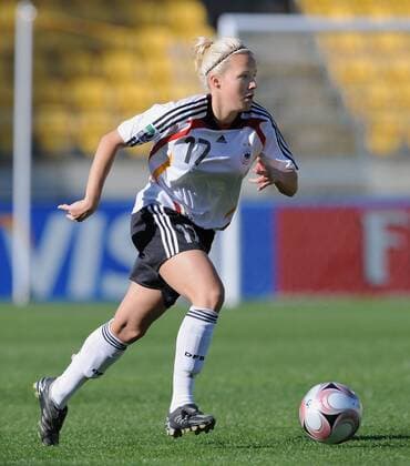 Isabelle Linden (Deutschland U17) am Ball - Fußball Länderspiel Damen U17 WM 2008, U 17, Jugend, Nachwuchs, Junioren, Juniorinnen, Frauen, Frauenfußball, Einzelbild Wellington Dynamik,