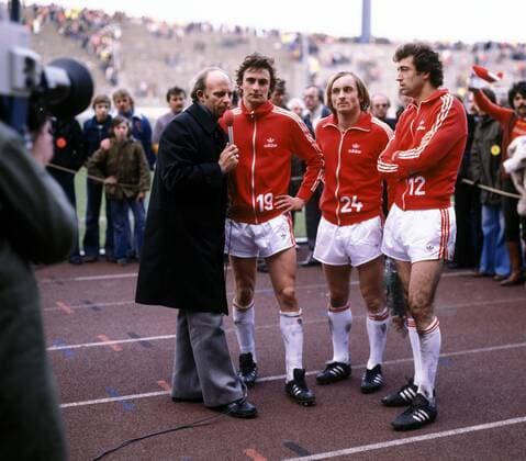 Reporter Dieter Adler (li.) interviewt die Kölner Pokalsieger v.re.: Bernd Cullmann, Roger van Gool und Dieter Müller Fußball Herren DEUTSCHSPRACHIGE SPORTZEITSCHRIFTEN UND -ZEITUNGEN NUR NACH RÜCKSPRACHE 1977 1978 Gruppe Gelsenkirchen