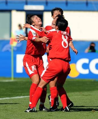 Torjubel Nordkorea U17, u.a. Myong Hwa Jon (li.) - Fußball Länderspiel Damen U17 WM 2008, U 17 Nationalteam, Nationaltrikot, Jugend, Nachwuchs, Junioren, Frauen, Frauenfußball Gruppe o0 Juniorinnen Christchurch Freude,