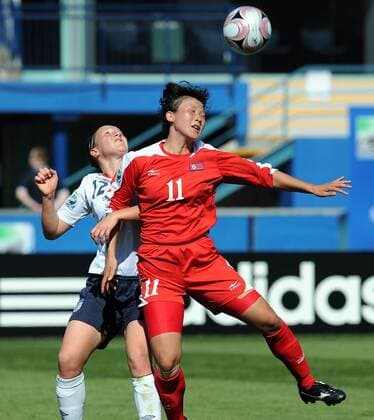 Lucy Bronze (England, U17, li.) gegen Hyon Hi Yun (Nordkorea U17) - Fußball Länderspiel Damen U17 WM 2008, U 17 Nationalteam, Nationaltrikot, Jugend, Nachwuchs, Junioren, Frauen, Frauenfußball Gruppe o0 Juniorinnen Christchurch Dynamik,