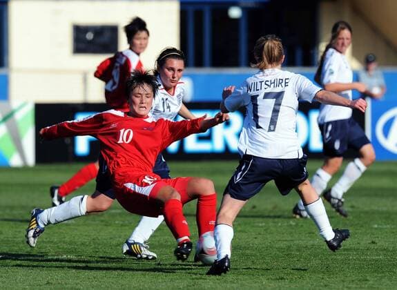 Myong Hwa Jon (Nordkorea U17, li.) gegen Stephanie Marsh (Mitte) und Sarah Wiltshire (beide England U17) - Fußball Länderspiel Damen U17 WM 2008, U 17 Nationalteam, Nationaltrikot, Jugend, Nachwuchs, Junioren, Frauen, Frauenfußball Gruppe o0 Juniorinnen Christchurch Dynamik,
