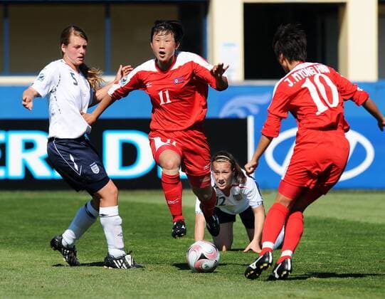 Hyon Hi Yun (2.v.li.) und Myong Hwa Jon (beide Nordkorea U17, re.) gegen Stephanie Marsh Jodie Jacobs (li.) und Lucy Bronze (beide England U17) - Fußball Länderspiel Damen U17 WM 2008, U 17 Nationalteam, Nationaltrikot, Jugend, Nachwuchs, Junioren, Frauen, Frauenfußball Gruppe o0 Juniorinnen Christchurch Dynamik,