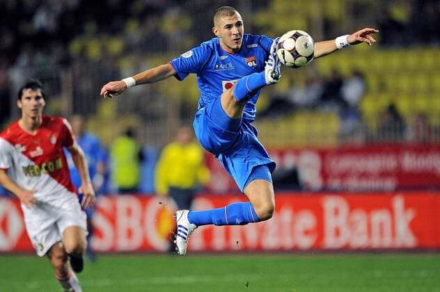 Karim Benzema (Lyon) am Ball -  (pan28639) Fußball Herren Ligue 1 2008 2009, 1. Französische Liga, AS Monaco - Olympique Lyonnais 0:1, OL Einzelbild Monaco Dynamik,