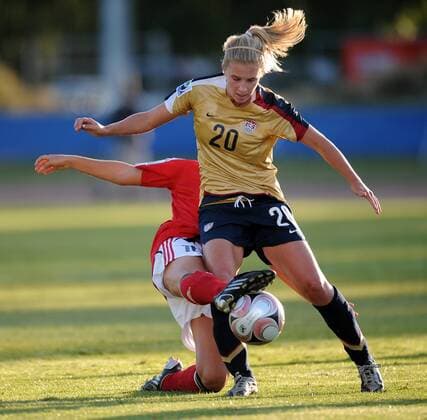 Olivia Klei (USA U17, re.) gegen Dzsenifer Marozsan (Deutschland U17) - Fußball Länderspiel Damen U17 WM 2008, U 17, Nationalteam, Nationaltrikot, Jugend, Nachwuchs, Junioren, Frauen, Frauenfußball Gruppe o0 Juniorinnen Christchurch Dynamik,