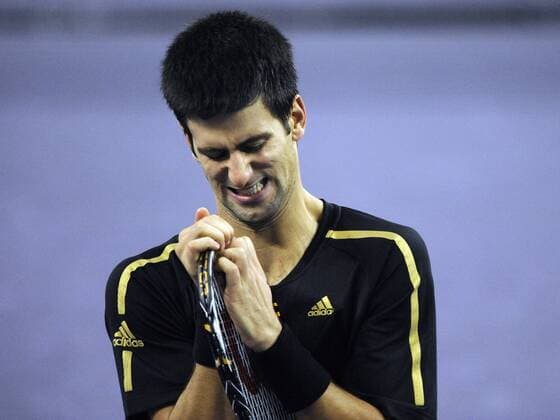 Novak Djokovic (Serbien) bearbeitet verzweifelt die Saiten seines Schlägers Tennis Herren ATP Masters Cup 2008, Tour, Series Einzelbild o0 WM Shanghai Enttäuschung, Spannung, Verzweiflung, Ungeduld, Wut,