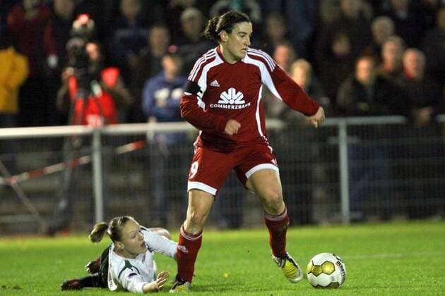 Birgit Prinz (FFC Frankfurt, re.) gegen Elena Hauer (Duisburg) Fußball EC 3 Damen UEFA Womens Cup 2008 2009, Women s, Pokal, Europapokal, Frauen, Frauenfußball Gruppe Duisburg Dynamik,