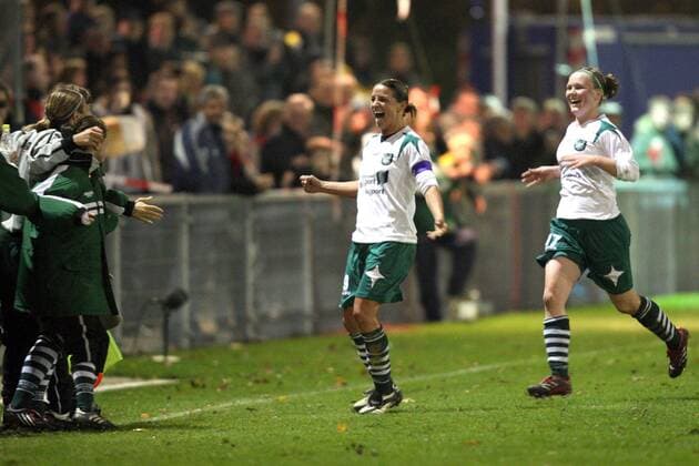 Inka Grings (Duisburg, Mitte) jubelt mit ihren Teamkolleginnen Fußball EC 3 Damen UEFA Womens Cup 2008 2009, Women s, Pokal, Europapokal, Frauen, Frauenfußball, FCR Duisburg 2001 Gruppe Duisburg Begeisterung, Freude,