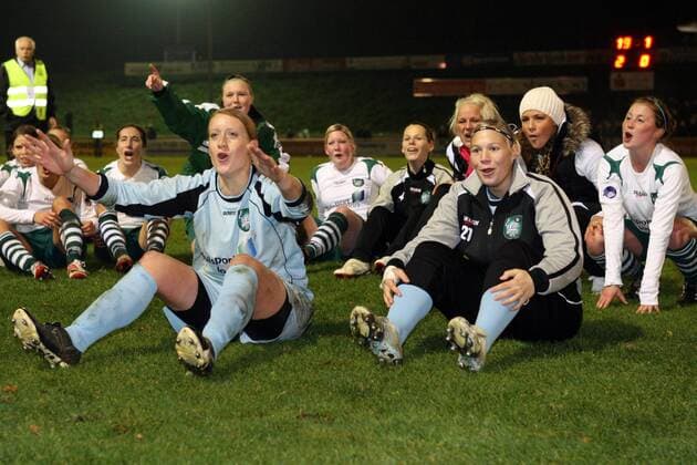 Torfrau Kathrin Längert (Duisburg, li.) jubelt mit ihren Teamkolleginnen Fußball EC 3 Damen UEFA Womens Cup 2008 2009, Women s, Pokal, Europapokal, Frauen, Frauenfußball, FCR Duisburg 2001 Gruppe Duisburg Begeisterung, Freude,
