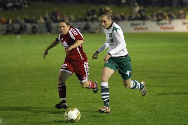 Simone Laudehr (Duisburg, re.) gegen Meike Weber (FFC Frankfurt) Fußball EC 3 Damen UEFA Womens Cup 2008 2009, Women s, Pokal, Europapokal, Frauen, Frauenfußball Gruppe Duisburg Dynamik,