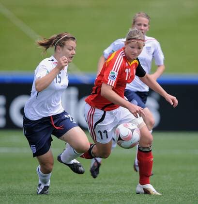 Jemma Rose (England U17, li.) gegen Alexandra Popp (Deutschland U17) - Fußball Länderspiel Damen U17 WM 2008, U 17, Nationalteam, Nationaltrikot, Jugend, Nachwuchs, Junioren, Juniorinnen, Gruppe Auckland Dynamik,