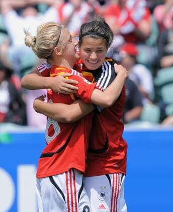 Dzsenifer Marozsan (re.) und Lynn Mester (beide Deutschland U17) - Jubel - Fußball Länderspiel Damen U17 WM 2008, U 17, Nationalteam, Nationaltrikot, Jugend, Nachwuchs, Junioren, Juniorinnen, Gruppe Auckland Freude,