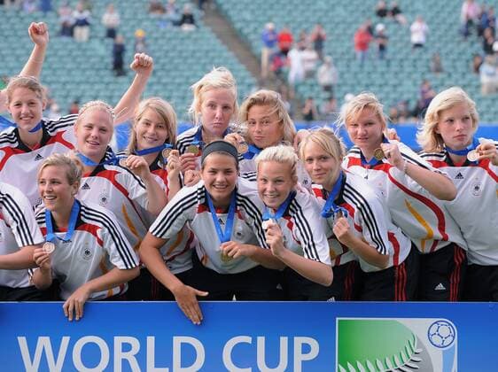 Deutschland U17 - Dritte bei der Weltmeisterschaft 2008 - präsentieren ihre Bronzemedaillen - Fußball Länderspiel Damen U17 WM 2008, U 17, Nationalteam, Nationaltrikot, Jugend, Nachwuchs, Junioren, Juniorinnen, Gruppe Auckland Freude,