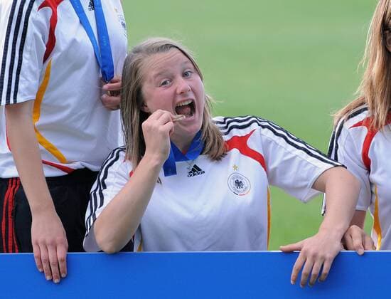 Claudia Götte (Deutschland U17) - Dritte bei der Weltmeisterschaft 2008 - prüft ihre Bronzemedaille auf Echtheit - Fußball Länderspiel Damen U17 WM 2008, U 17, Nationalteam, Nationaltrikot, Jugend, Nachwuchs, Junioren, Juniorinnen, Einzelbild Auckland Freude,