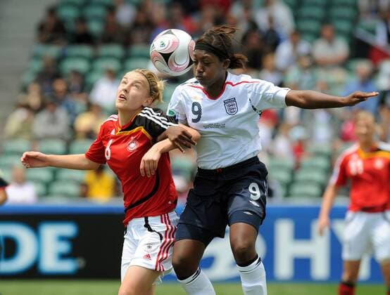 Lynn Mester (Deutschland U17, li.) gegen Danielle Carter (England U17) - Fußball Länderspiel Damen U17 WM 2008, U 17, Nationalteam, Nationaltrikot, Jugend, Nachwuchs, Junioren, Juniorinnen, Gruppe Auckland Dynamik,