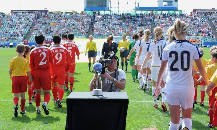 Kameramann filmt die Trophäe der U17 WM 2008 während die Finalteams der USA (re.) und Nordkorea einlaufen - Fußball Länderspiel Damen U 17 WM 2008, U17, Junioren, Juniorinnen, Nachwuchs, Jugend, Frauen, Frauenfußball, Finale Totale Auckland