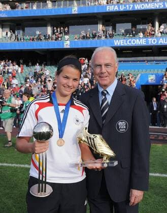 Franz Beckenbauer freut sich mit Dzsenifer Marozsan (beide Deutschland) über deren Auszeichnungen zur besten Torschützin und zweitbesten Spielerin bei der U17 WM 2008 - Fußball Länderspiel Damen U17 WM 2008, U 17, Junioren, Juniorinnen, Nachwuchs, Jugend, Frauen, Frauenfußball Gruppe Auckland Freude,