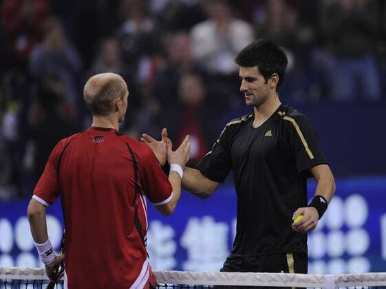 Novak Djokovic (Serbien, re.) gewinnt den ATP Masters Cup 2008 in Shanghai und klatscht mit dem Zweiten Nikolay Davydenko (Russland) ab Tennis WM Herren ATP Masters Cup 2008, Series, Tour, Finale Gruppe Shanghai