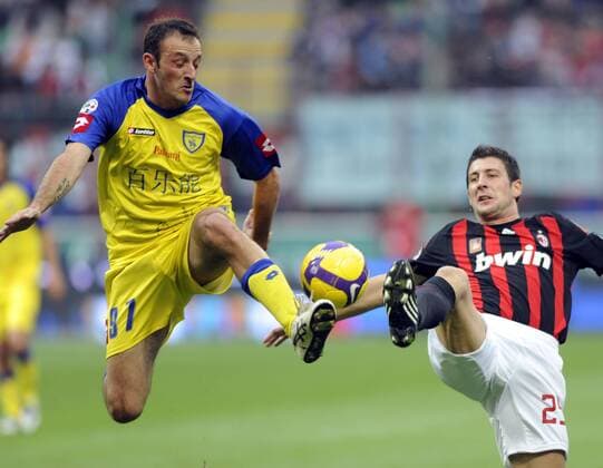 Antonio Langella (Chievo Verona, li.) gegen Daniele Bonera (AC Mailand) -  Fußball Herren Serie A 2008 2009, 1. Italienische Liga, AC Milan - Chievo Verona Gruppe Mailand Dynamik, Kampf,