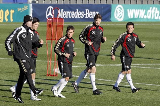 Training Deutschland, v.li.: Fitnesstrainer Shad Forsythe, Serdar Tasci, Tobias Weis, Arne Friedrich und Piotr Trochowski Fußball Herren Nationalteam 2008, Training Gruppe Berlin
