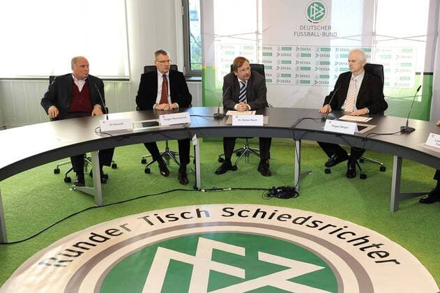 Runder Tisch zu Schiedsrichter Fragen, v.li.: Manager Uli Hoeneß (Bayern), Holger Hieronymus, DFL Geschäftsführer Spielbetrieb, DFB Vizepräsident Dr. Rainer Koch und DFB Schiedsrichterlehrwart Eugen Strigel Fußball 1. BL Herren Saison 2008 2009, Runder Tisch, Sitzung, Treffen, Diskussion, DFB, Pressekonferenz, Pressetermin Gruppe München