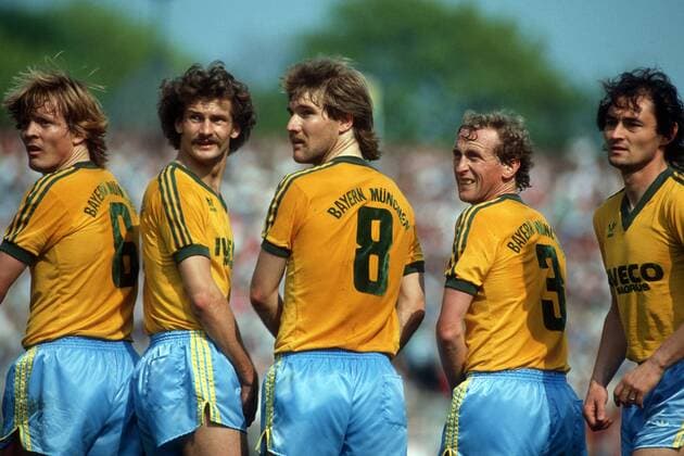 Freistoßmauer Bayern v.li.: Sören Lerby, Bertram Beierlorzer, Wolfgang Grobe, Bernd Dürnberger und Bernd Martin Fußball 1. BL Herren DEUTSCHSPRACHIGE SPORTZEITSCHRIFTEN UND -ZEITUNGEN NUR NACH RÜCKSPRACHE 1983 1984 Gruppe Hamburg
