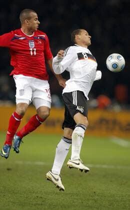 Jermaine Jones (Deutschland, re.) gegen Gabriel Agbonlahor (England) Fußball Länderspiel Herren Freundschaftsspiel 2008, Test, Testspiel, Nationalteam, Nationaltrikot, Deutschland - England Gruppe Berlin Dynamik, Kampf,