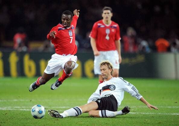 Simon Rolfes (Deutschland, re.) gegen Shaun Wright Phillips (England) Fußball Länderspiel Herren Freundschaftsspiel 2008, Nationalteam, Nationaltrikot, Test, Testspiel, Deutschland - England, Vdig Gruppe Berlin Dynamik,
