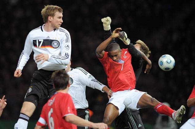 Jermain Defoe (England, 2.v.re.) gegen Torwart Rene Adler (re.) und Per Mertesacker (beide Deutschland) Fußball Länderspiel Herren Freundschaftsspiel 2008, Nationalteam, Nationaltrikot, Test, Testspiel, Deutschland - England, Vdig Gruppe Berlin Dynamik,