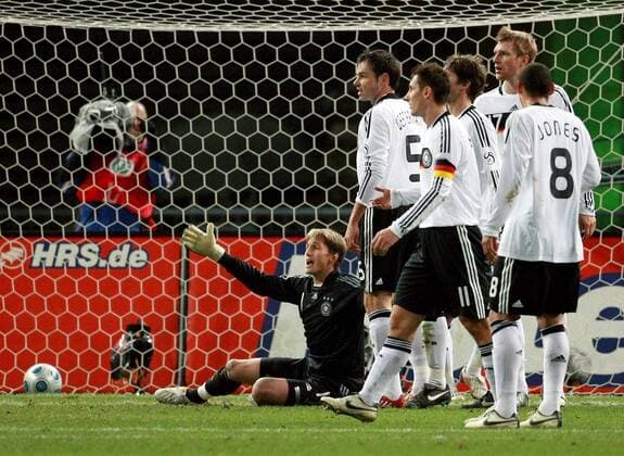 Enttäuschung Deutschland nach dem Gegentor, li.: Torwart Rene Adler Fußball Länderspiel Herren Freundschaftsspiel 2008, Testspiel, Test, Nationalmannschaft, Nationaltrikot, Gruppe Berlin Enttäuschung,