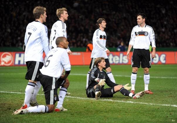 Enttäuschung Deutschland nach dem Gegentor, re.: Torwart Rene Adler und Heiko Westermann Fußball Länderspiel Herren Freundschaftsspiel 2008, Testspiel, Test, Nationalmannschaft, Nationaltrikot, Gruppe Berlin Enttäuschung,