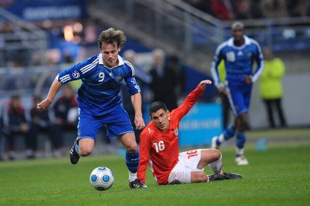 Steve Savidan (Frankreich, li.) gegen Maximiliano Pereira (Uruguay) -  Fußball Länderspiel Herren Freundschaftsspiel 2008, Test, Testspiel, Nationalmannschaft, Nationaltrikot Gruppe Paris Dynamik,