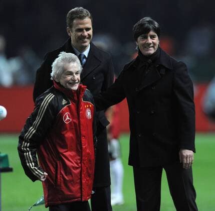 Bundestrainer Joachim Löw (re.) und Teammanager Oliver Bierhoff (hi.), verabschieden Physiotherapeut Adolf Katzenmeier (alle Deutschland) Fußball Länderspiel Herren Freundschaftsspiel 2008, Testspiel, Test, Nationalteam Gruppe Berlin