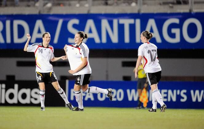Torjubel Deutschland U20, v.li.: Verena Faißt, Kim Kulig und Marina Hegering - Fußball WM Damen U20 WM 2008, U 20 Nationalteam, Nationaltrikot, Frauen, Frauenfußball Gruppe Länderspiel Santiago de Chile Freude,