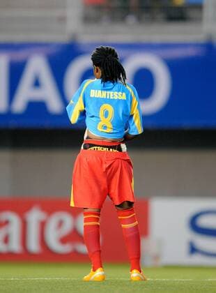 Charlene Diantessa (Kongo U20) trägt eine Deutschland Unterhose - Fußball WM Damen U20 WM 2008, U 20 Nationalteam, Nationaltrikot, Frauen, Frauenfußball Einzelbild Länderspiel Santiago de Chile Enttäuschung,