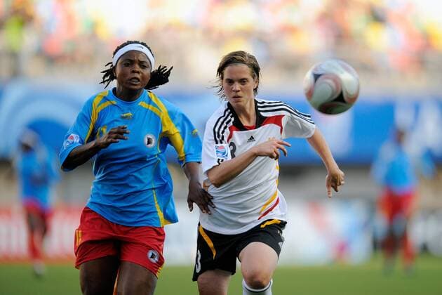 Katharina Baunach (Deutschland U20, re.) gegen Nanouche Lumbu (Kongo U20) - Fußball WM Damen U20 WM 2008, U 20 Nationalteam, Nationaltrikot, Frauen, Frauenfußball Gruppe Länderspiel Santiago de Chile Dynamik,