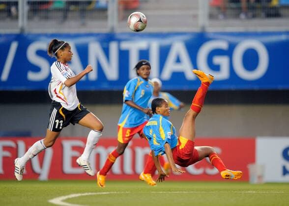 Nicole Banecki (Deutschland U20, li.) gegen Nicole Bakatupidia (Kongo U20) - Fußball WM Damen U20 WM 2008, U 20 Nationalteam, Nationaltrikot, Frauen, Frauenfußball Gruppe Länderspiel Santiago de Chile Dynamik,