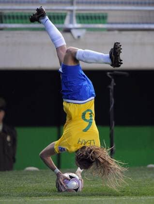 Leah (Brasilien U20) - Einwurf mit Salto - (Serie 2 3) - Fußball WM Damen U20 WM 2008, U 20, Länderspiel Nationalteam, Nationaltrikot, Frauen, Frauenfußball Einzelbild Temuco Dynamik,