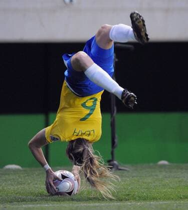 Leah (Brasilien U20) - Einwurf mit Salto - (Serie 3 3) - Fußball WM Damen U20 WM 2008, U 20, Länderspiel Nationalteam, Nationaltrikot, Frauen, Frauenfußball Einzelbild Temuco Dynamik,