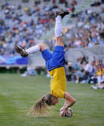 Leah (Brasilien U20) - Einwurf mit Salto - (Serie 2 4) - Fußball WM Damen U20 WM 2008, U 20, Länderspiel Nationalteam, Nationaltrikot, Frauen, Frauenfußball Einzelbild Temuco Dynamik,