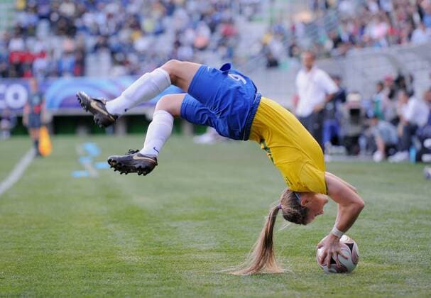 Leah (Brasilien U20) - Einwurf mit Salto - (Serie 3 4) - Fußball WM Damen U20 WM 2008, U 20, Länderspiel Nationalteam, Nationaltrikot, Frauen, Frauenfußball Einzelbild Temuco Dynamik,
