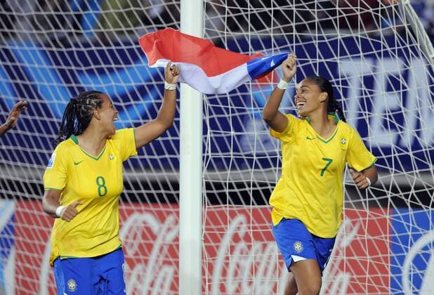 Adriane (re.) und Stephane (beide Brasilien U20) - Schlußjubel mit chilenischer Fahne - Fußball WM Damen U20 WM 2008, U 20, Länderspiel Nationalteam, Nationaltrikot, Frauen, Frauenfußball Gruppe Temuco Freude,