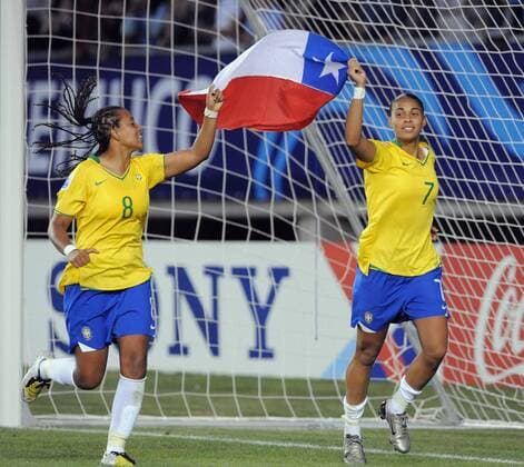 Adriane (re.) und Stephane (beide Brasilien U20) - Schlußjubel mit chilenischer Fahne - Fußball WM Damen U20 WM 2008, U 20, Länderspiel Nationalteam, Nationaltrikot, Frauen, Frauenfußball Gruppe Temuco Freude,