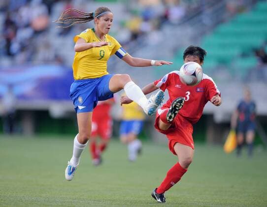 Erika (Brasilien U20, li.) gegen Kuk Hui Pak (Nordkorea U20) - Fußball WM Damen U20 WM 2008, U 20, Länderspiel Nationalteam, Frauen, Frauenfußball, Länderspiel, Nationaltrikot Gruppe Temuco Dynamik,