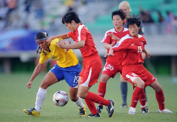 Pamela (Brasilien U20, li.) gegen Song Mi Hwang (Nordkorea U20) - Fußball WM Damen U20 WM 2008, U 20, Länderspiel Nationalteam, Frauen, Frauenfußball, Länderspiel, Nationaltrikot Gruppe Temuco Dynamik,