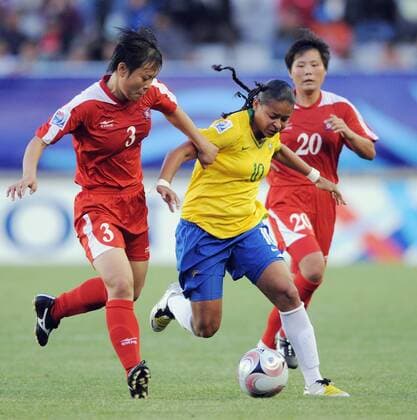 Francielle (Brasilien U20, Mitte) gegen Kuk Hui Pak (li.) und Hu Nam Cha (beide Nordkorea U20) - Fußball WM Damen U20 WM 2008, U 20, Länderspiel Nationalteam, Frauen, Frauenfußball, Länderspiel, Nationaltrikot Gruppe Temuco Dynamik,