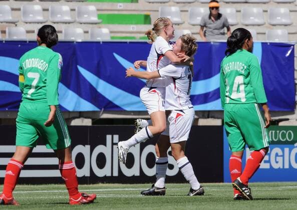 Marita Skammelsrud Lund (li.) und Ida Elise Enget (beide Norwegen U20) - Torjubel - Fußball WM Damen Frauen U20 WM, Länderspiel, Frauenfußball, Nationalmannschaft, Nationaltrikot, U 20 Gruppe o00 2008 Temuco Freude,