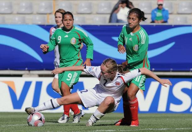 Astrid Grotta Ree (Norwegen U20, Mitte) gegen Stephany Mayor (re.) und Charlyn Corral (beide Mexiko U20) - Fußball WM Damen Frauen U20 WM, Länderspiel, Frauenfußball, Nationalmannschaft, Nationaltrikot, U 20 Gruppe o00 2008 Temuco Dynamik, Kampf,